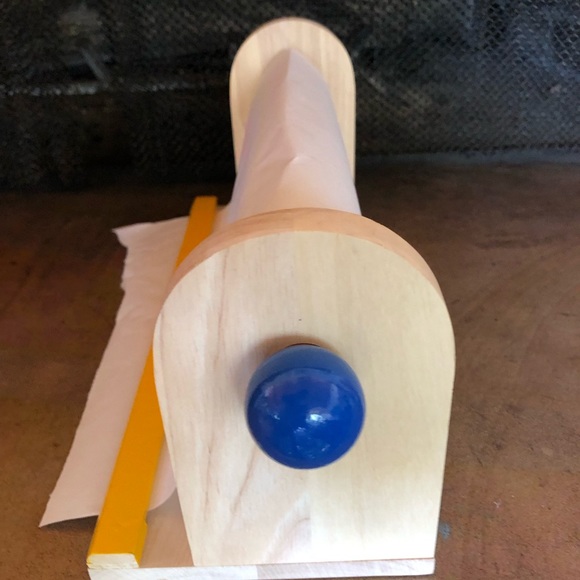 Alex Toy vintage Children’s wooden paper dispenser with extra roll of paper toy - Picture 6 of 7